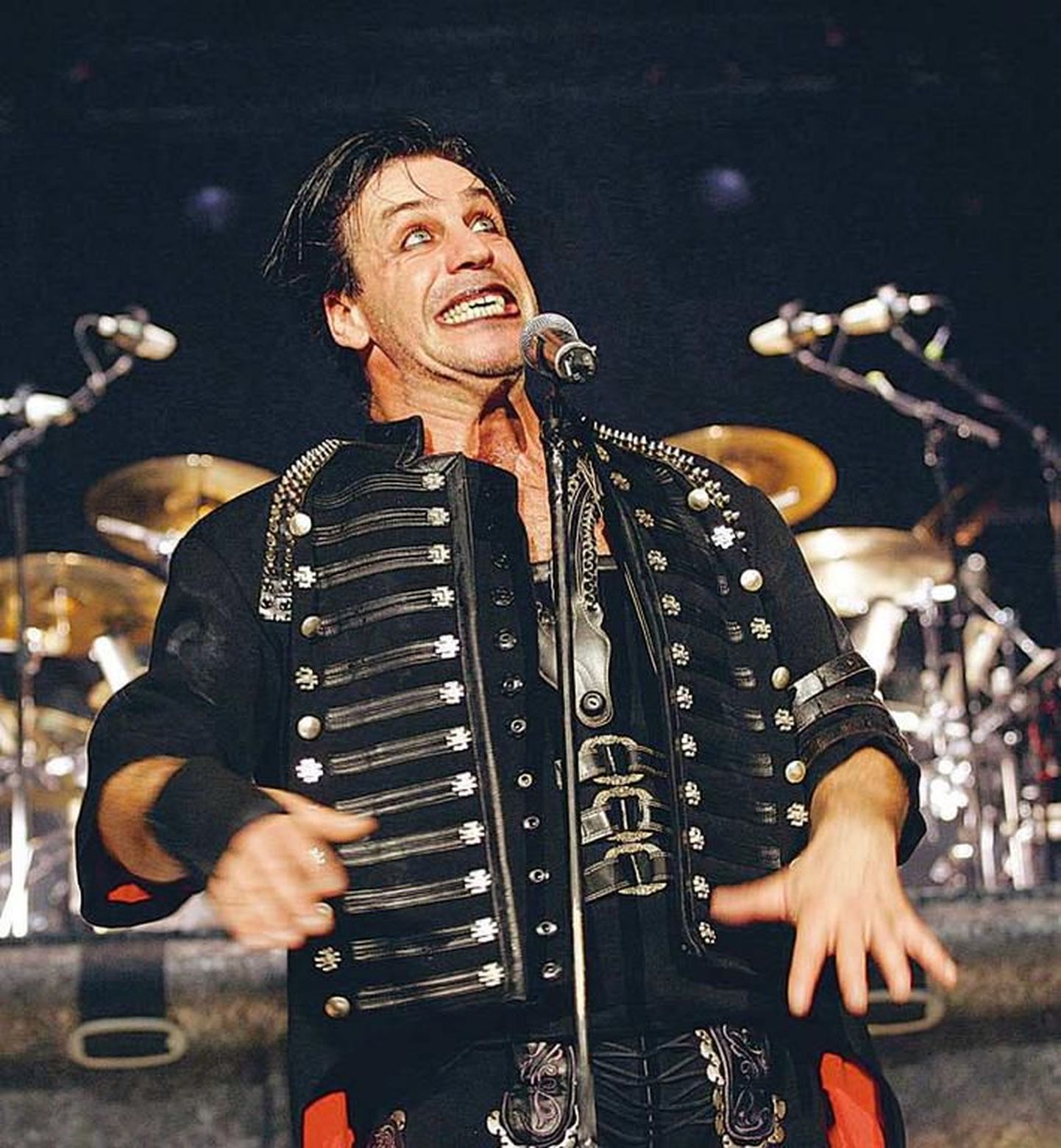 Rammsteini tõsise rockitsirkuse eesliinil on maskuliinne laulja Till Lindemann.