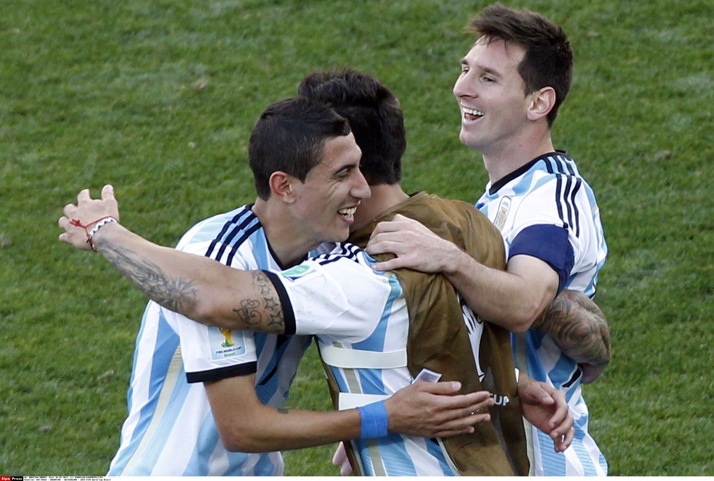 Argentiinlased väravat tähistamas.