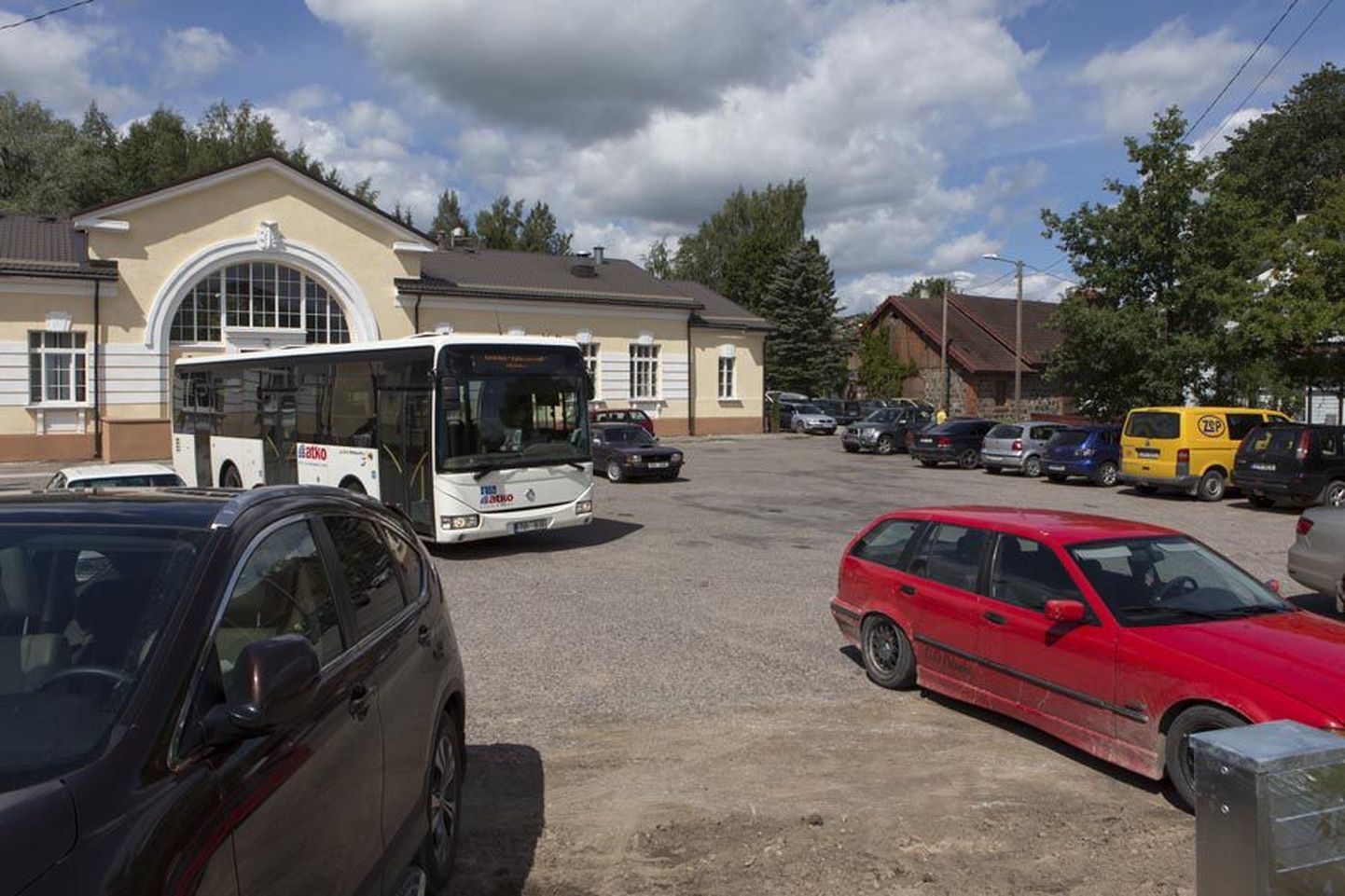 Eile lõuna ajal oli Viljandi raudteejaama esisel parkimisplatsil ligi 20 autot. Linnaliinibuss mahtus seal end siiski ümber pöörama.