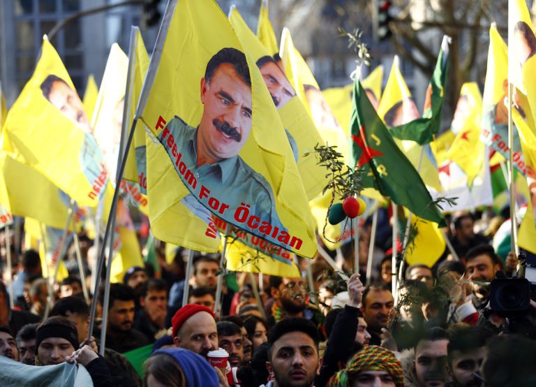 Abdullah Öcalani kujutavad lipud.