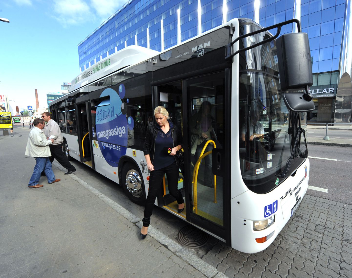Maagaasi kütusena kasutav linnaliinibuss MAN Tallinna kesklinnas.