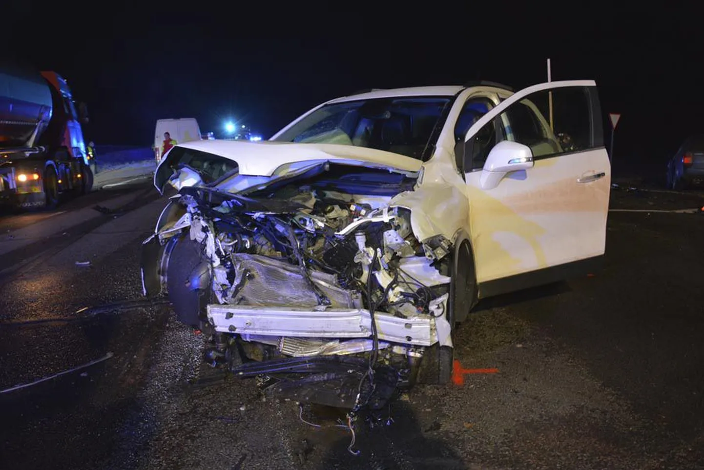 Pühapäeval nelja auto kokkupõrkega lõppenud õnnetus sai alguse sellest, et valge Chevrolet ei andnud teed peateel liikuvale Volkswagen Passatile.