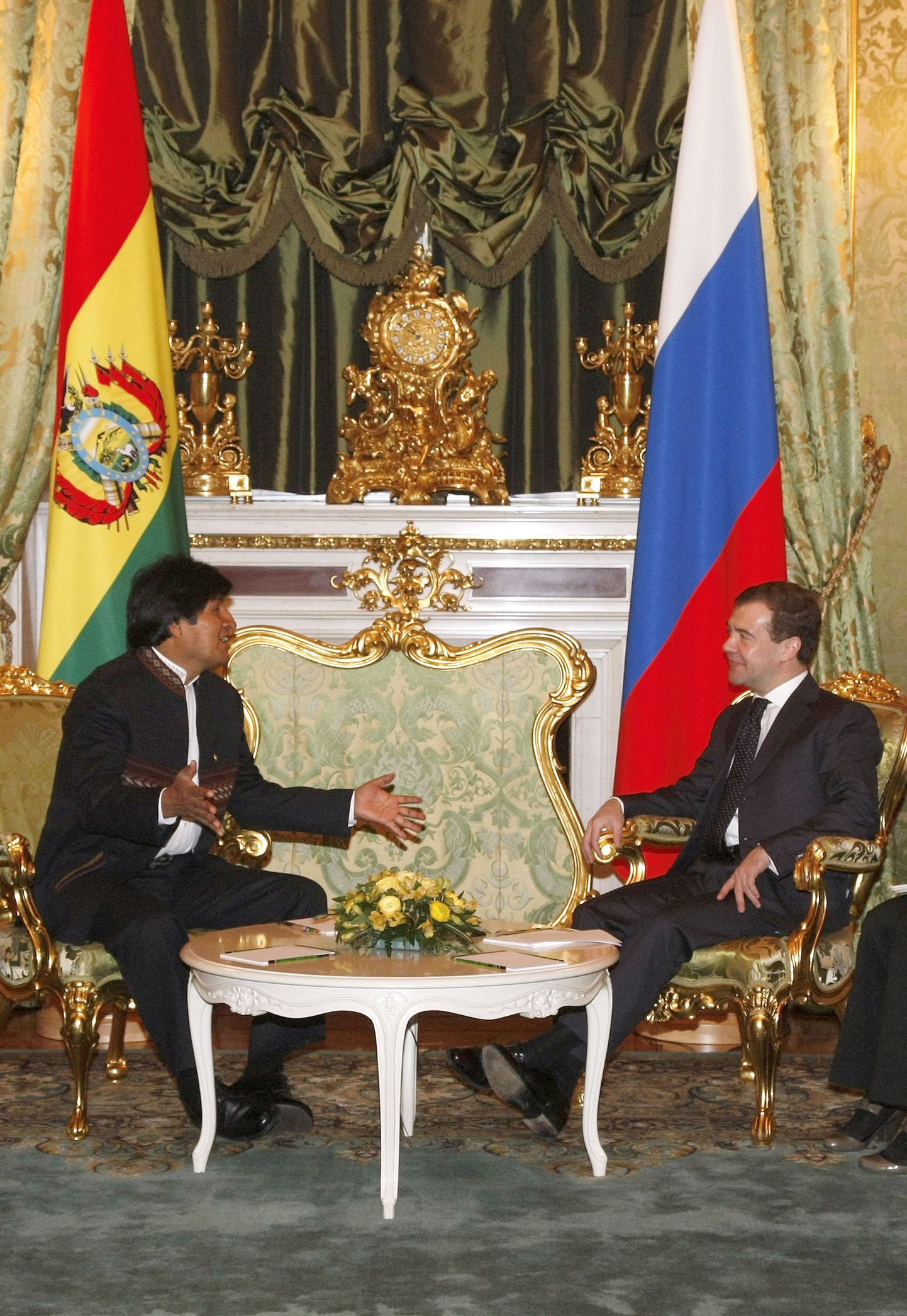 Vene Föderatsiooni president Dmitri Medvedev ja tema Boliivia kolleeg Evo Morales (vasakul).