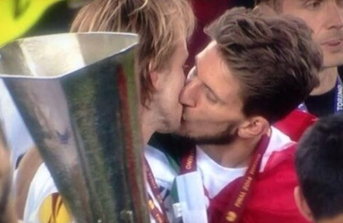 Sevilla klubi jalgpallurite kirglik suudlus tekitas furoori