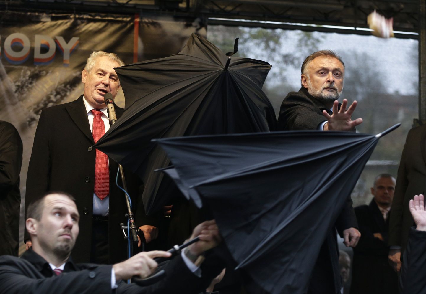 Участники акции протеста в Праге в попытке забросать яйцами и помидорами президента Чехии Милоша Земана попали в его немецкого коллегу Йоахима Гаука.