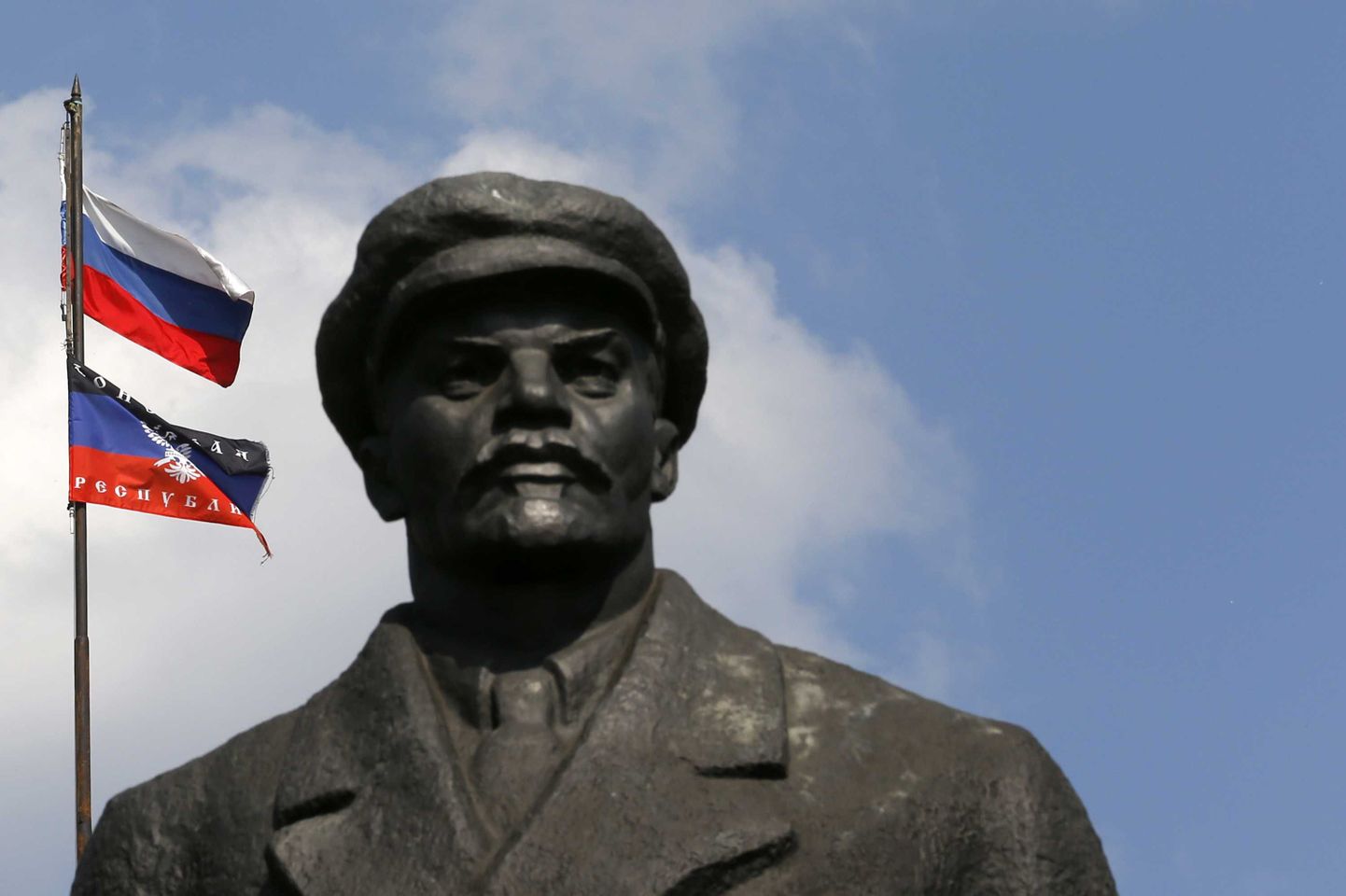 Vene lipud ja Lenini kuju Donetskis.