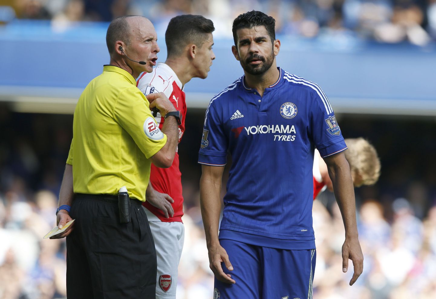 Arsenali mängumees Gabriel (punases särgis) teenis kohtumises Chelsea vastu küll punase kaardi, kuid hiljem see tühistati. Diego Costa vastupidiselt pääses mängu ajal karistusest, kuid teenis selle tagantjärele.