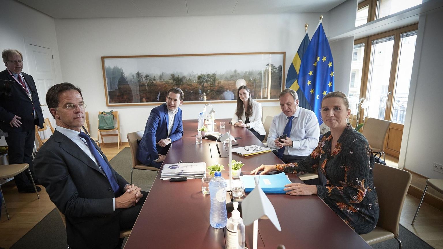 Niinimetatud ihne nelik on Soome liitumisel kasvanud viieliikmeliseks. Viisiku esindajad, Hollandi peaminister Mark Rutte, Austria kantsler Sebastian Kurz, Taani peaminister Mette Frederiksen, Rootsi peaminister Stefan Löfven ja Soome peaminister Sanna Marin eile ülemkogu kõrval toimunud väiksemal kohtumisel.