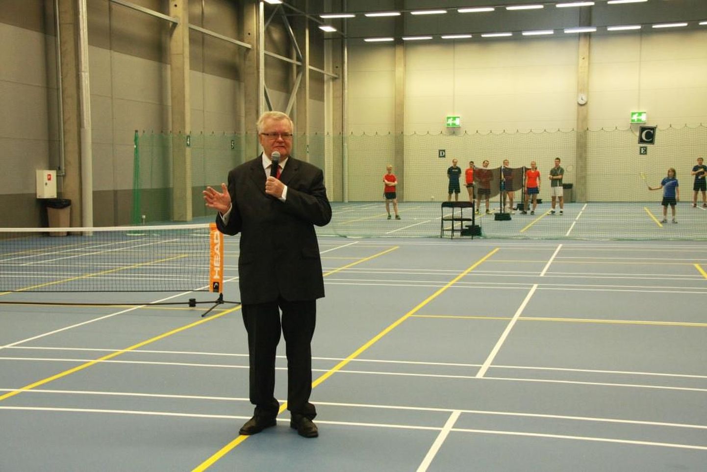 Эдгар Сависаар открывает детский теннисный холл.