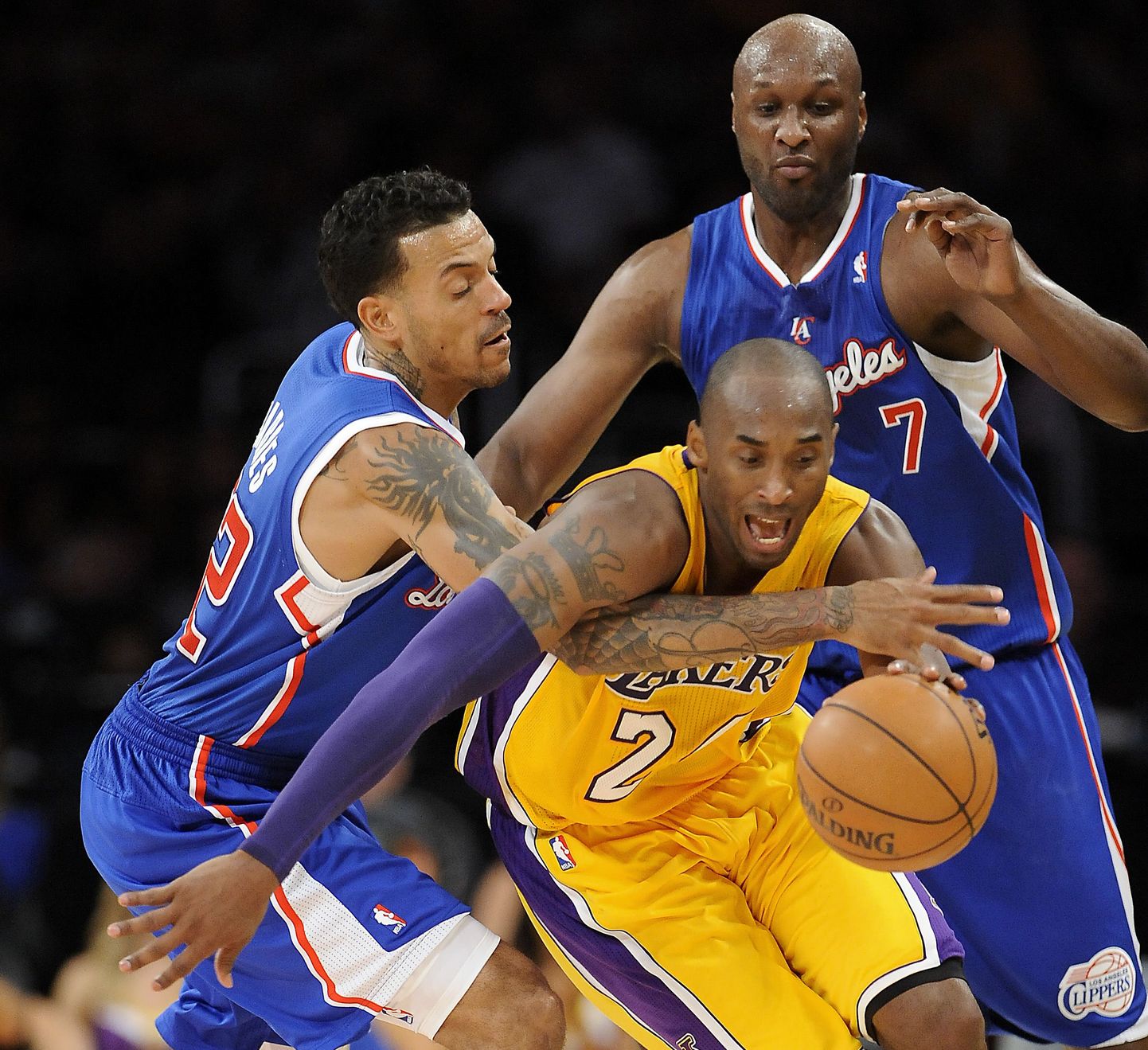 Kobe Bryant (palliga) üritab Clippersi kaitsest läbi murda.