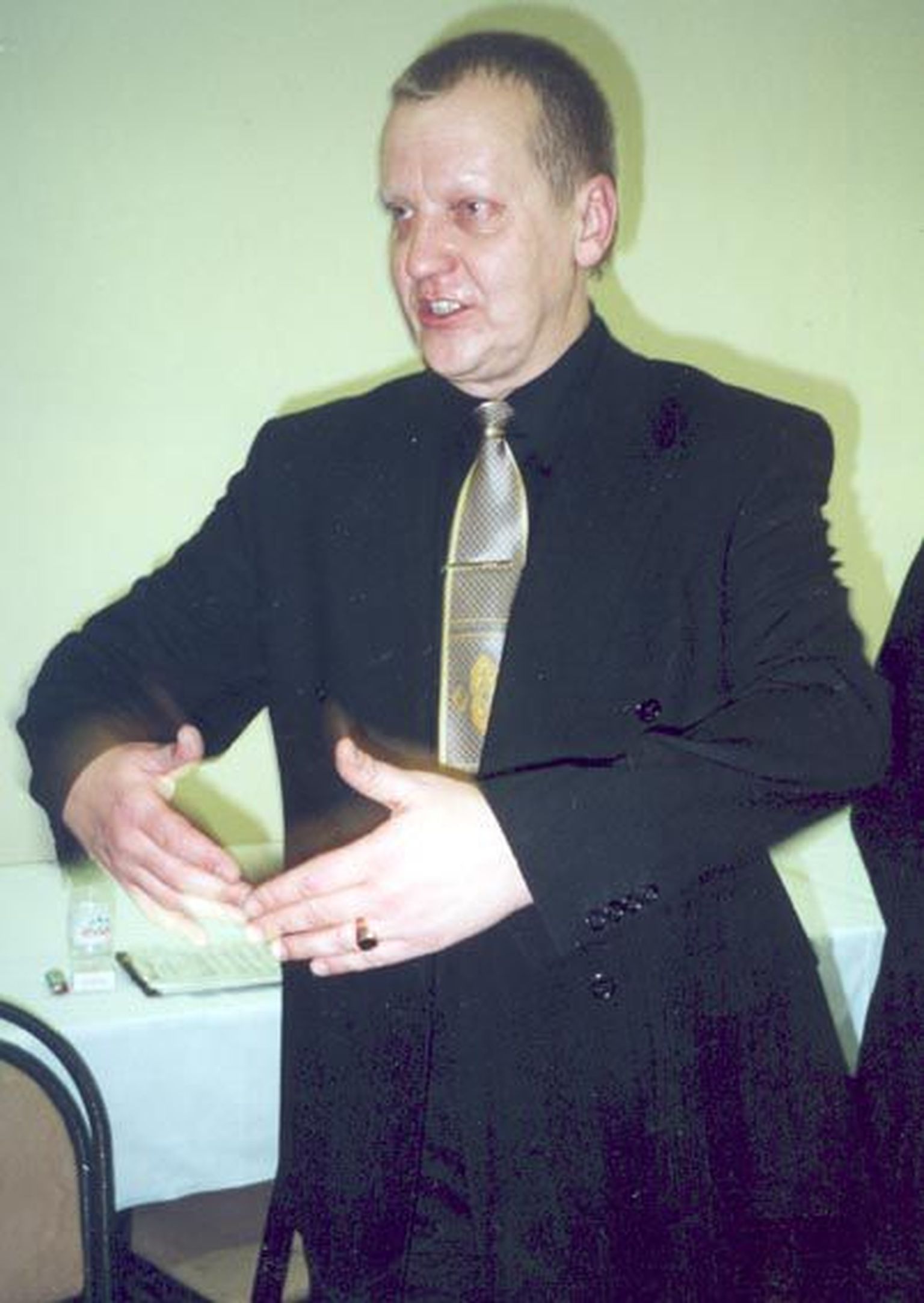 Dirigent Toomas Voll mitte ainult ei seisa ja dirigeeri, vaid loob oma mõtete paremaks edasiandmiseks emotsioonidest tulvil jõulisi pilte.