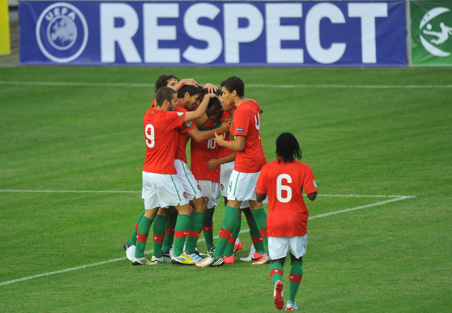 Portugali koondise mängijad Eesti vastu löödud väravat tähistamas.