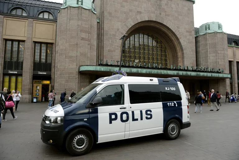 Politsei patrullauto Helsingi pearaudteejaama juures. FOTO: LEHTIKUVA/REUTERS/Scanpix