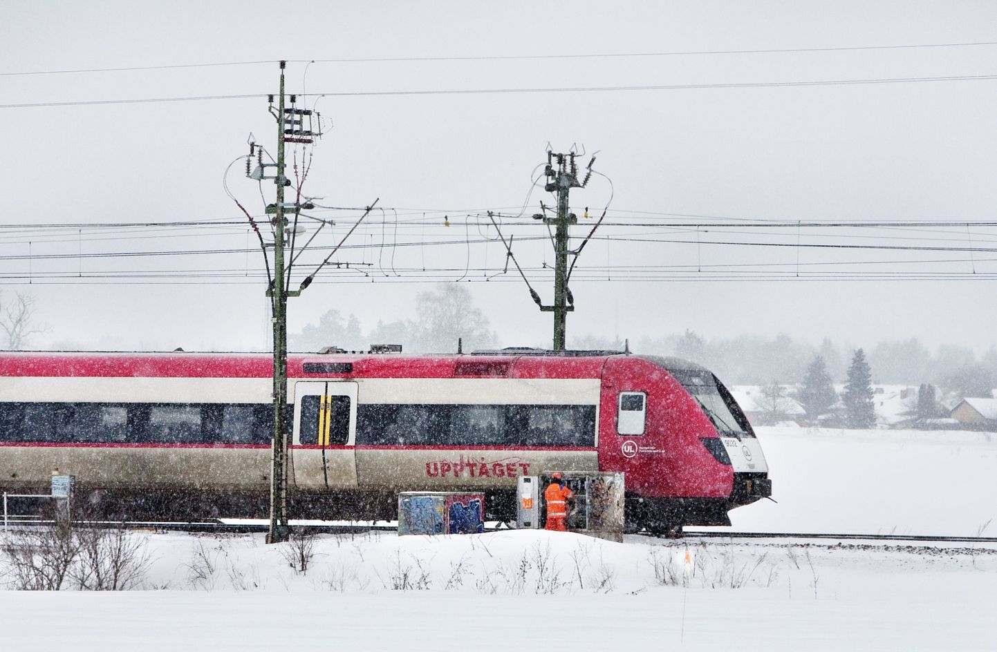 Rootsis jäid rongid rohke lume tõttu seisma.