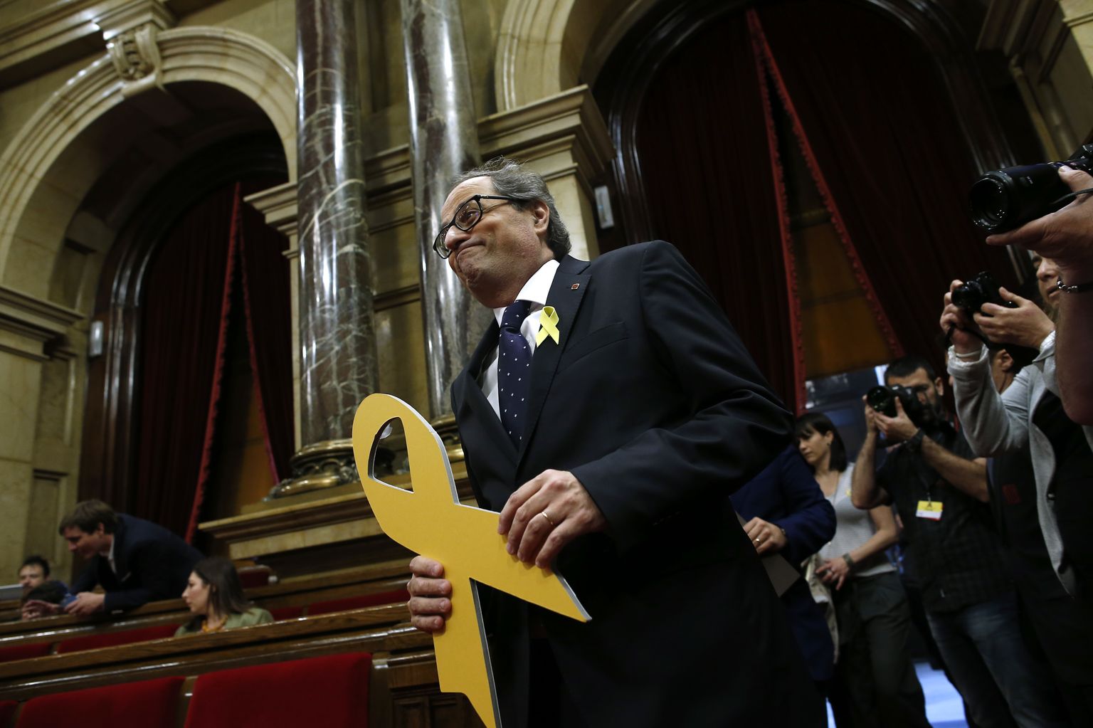 Quim Torra hoiab kollast lehvi vangistatud poliitikute toetuseks.
