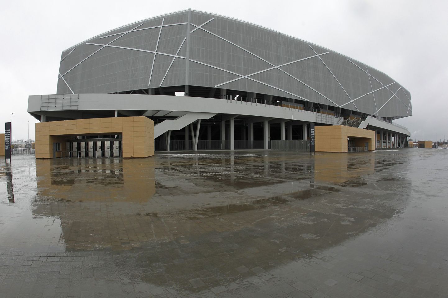 Arena Lviv Ukrainas. 15 sealset staadionitöötajat lasti lahti pistisevõtmise pärast.