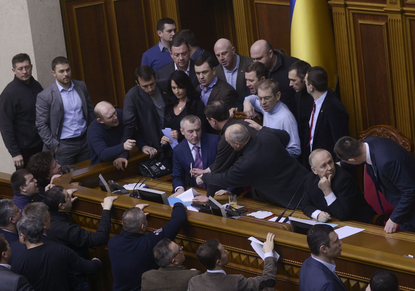 Ukraina parlamendis läks täna spiiker  Volodõmõr Rõbaki (paremalt teine) juures rüselemiseks ja seda pärast vaheaja väljakuulutamist.
