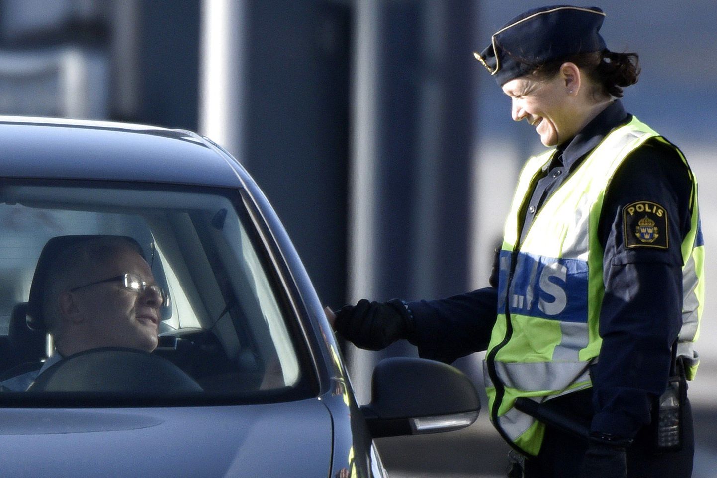 Politseinik Taani-Rootsi piiril dokumente kontrollimas.