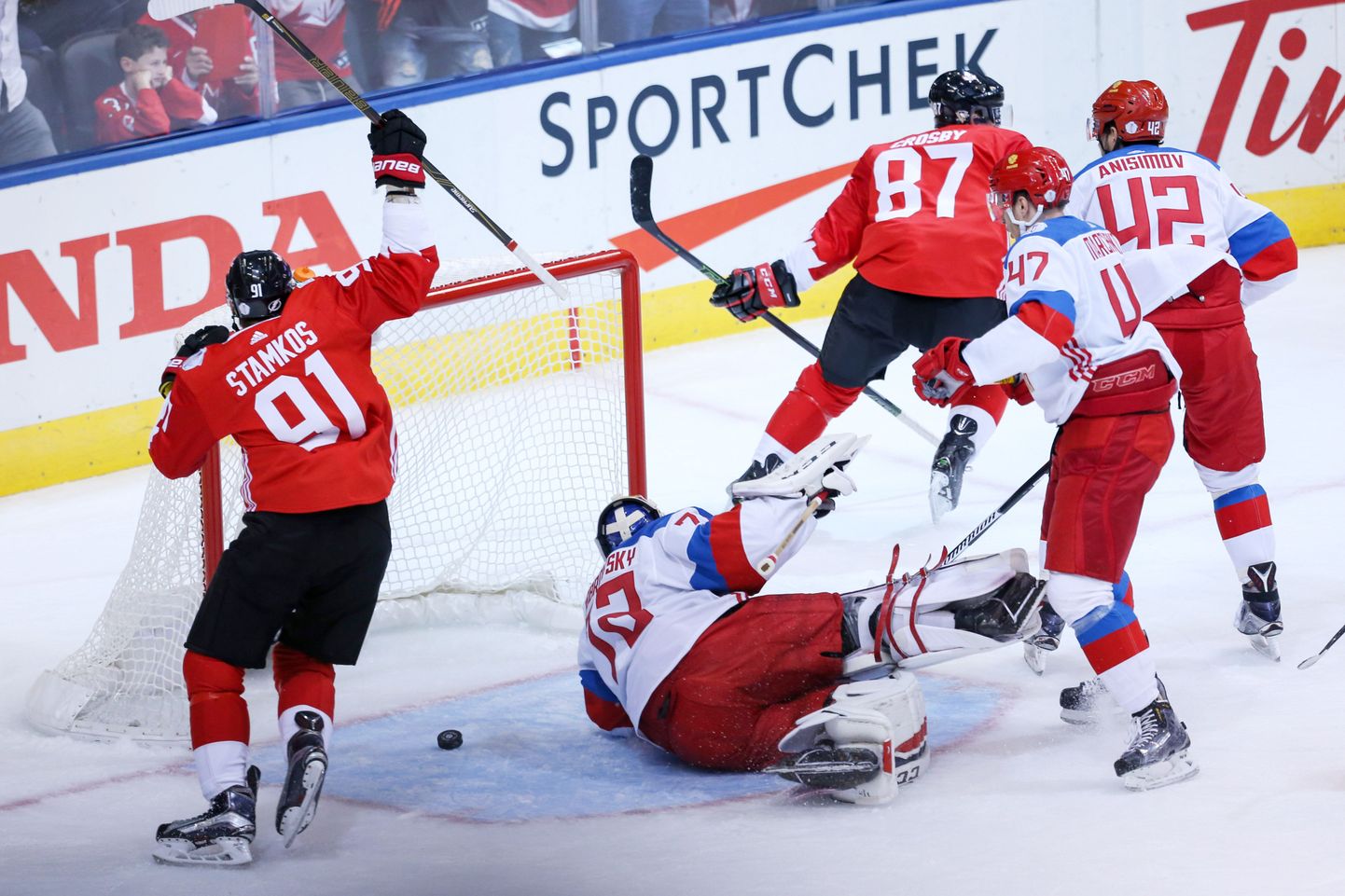 Момент матча хоккеистов Канады и России.
