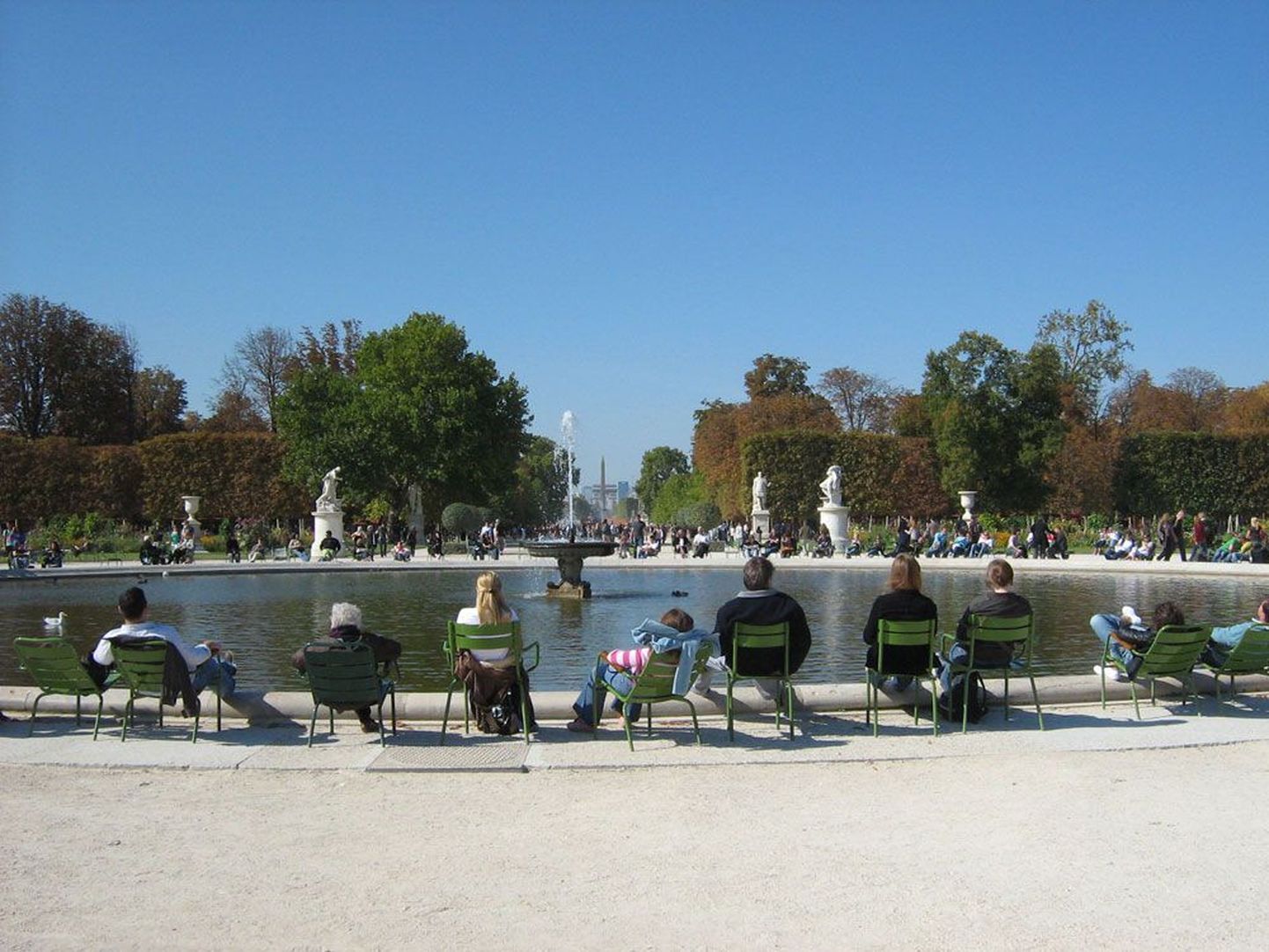 Pariisis kuulsa kunstimuuseumi Louvre’i vastas asuva Jardin de Tuileries’ tiigiäärsed pingid pakuvad mõnusat puhkamisvõimalust neile paljudele turistidele, kes seda maagilist ja maalilist linna avastades oma jalad villi on kõndinud.