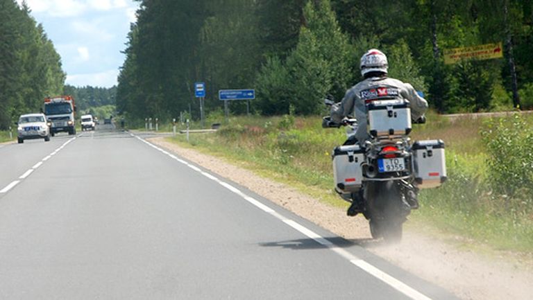 Motociklu Vinters izmēģināja ne tikai pa ceļiem, bet arī tā malām 