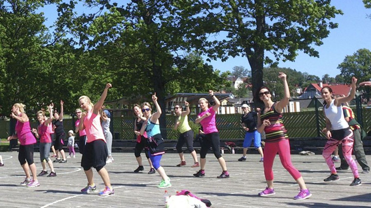 Hansapäevade viimasel hommikul võtsid Viljandi järve rannas korvpalliplatsil naised ritta ja mõnusa tantsumuusika saatel leidis aset aeroobikatund.