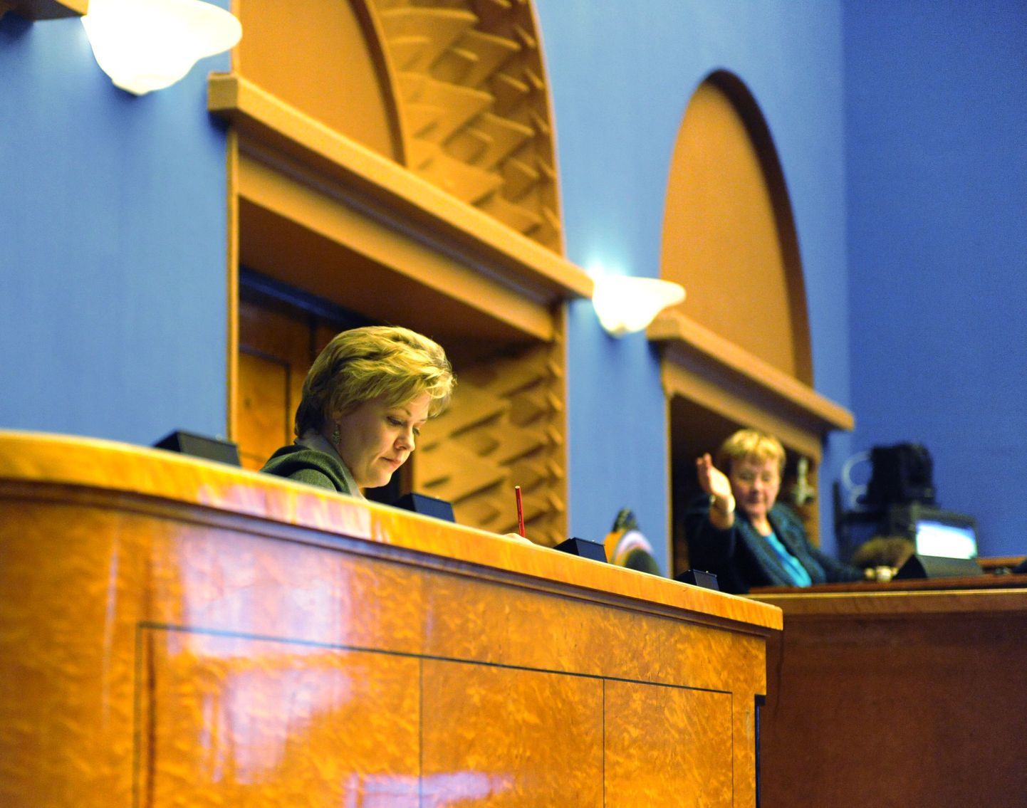 Sotsiaalminister Maret Maripuu riigikogu ees.