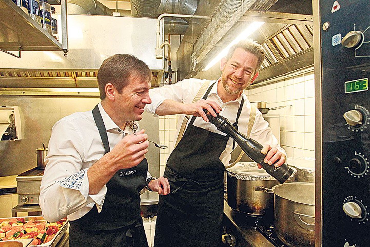 Vilde lokaali juht Priit Reiman (vasakul) näitab, et on oma sõbrale Uppsalast ehk meisterkokk Johan Dahlqvistile hea koostööpartner nii köögis kui äriplaanide seadmisel.