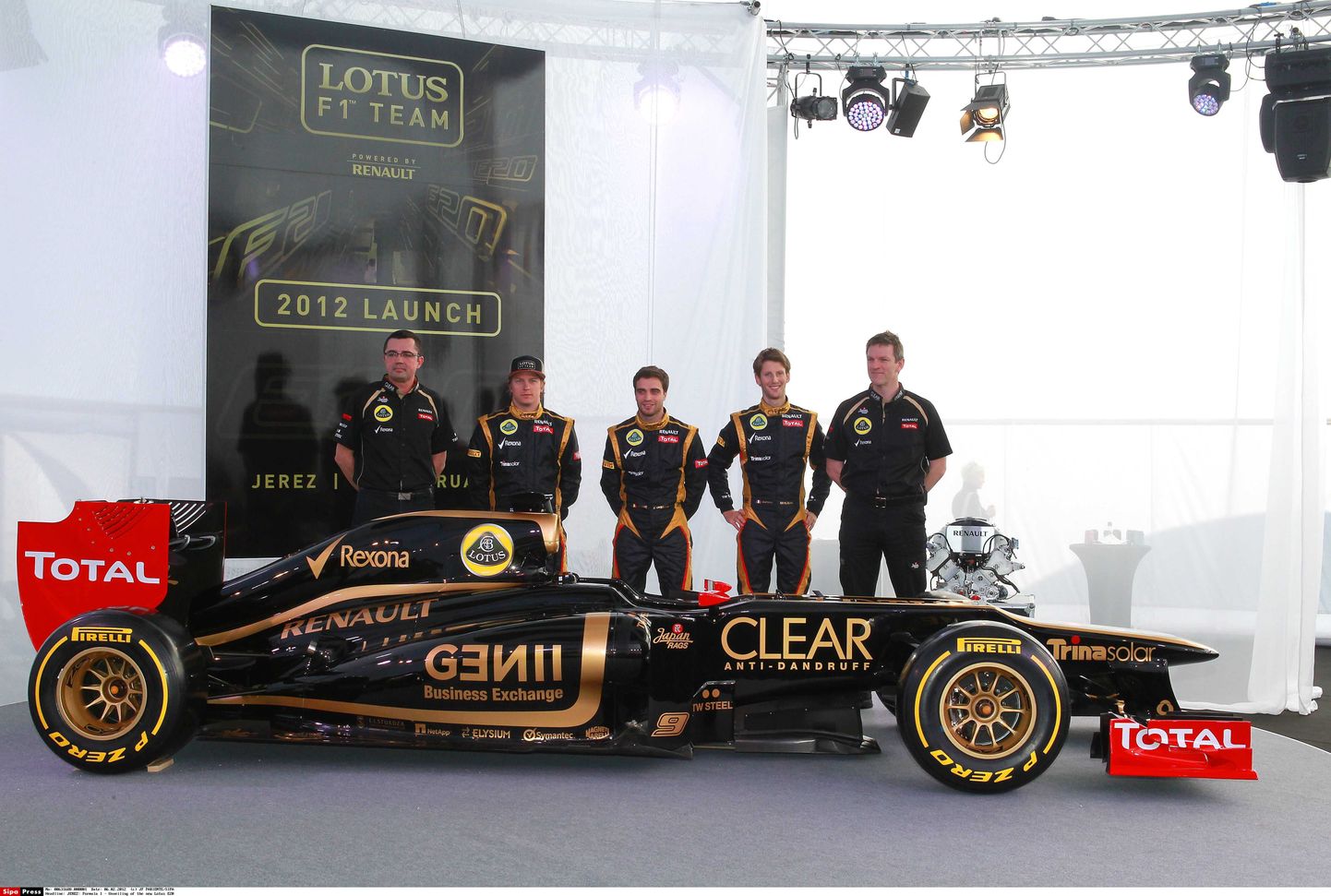 James Allison (paremal) koos Lotuse pilootide ja tiimijuhi Eric Boullier'ga.