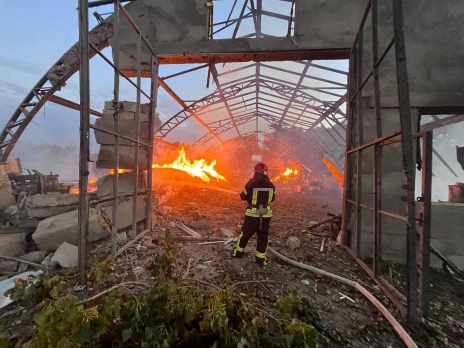 Пожарные ликвидируют последствия российской дроновой атаки в окрестностях порта Одессы.
