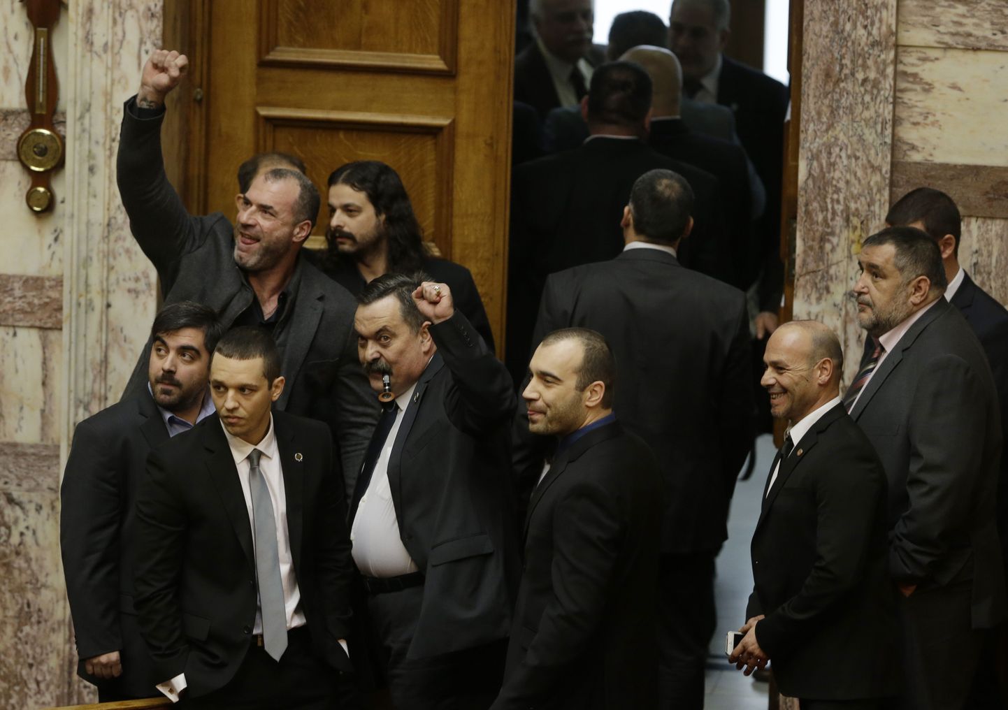 Paremäärmusliku Kuldse Koidiku saadikud rõõmustavad pärast presidendivalimiste läbikukkumist Kreeka parlamendis.