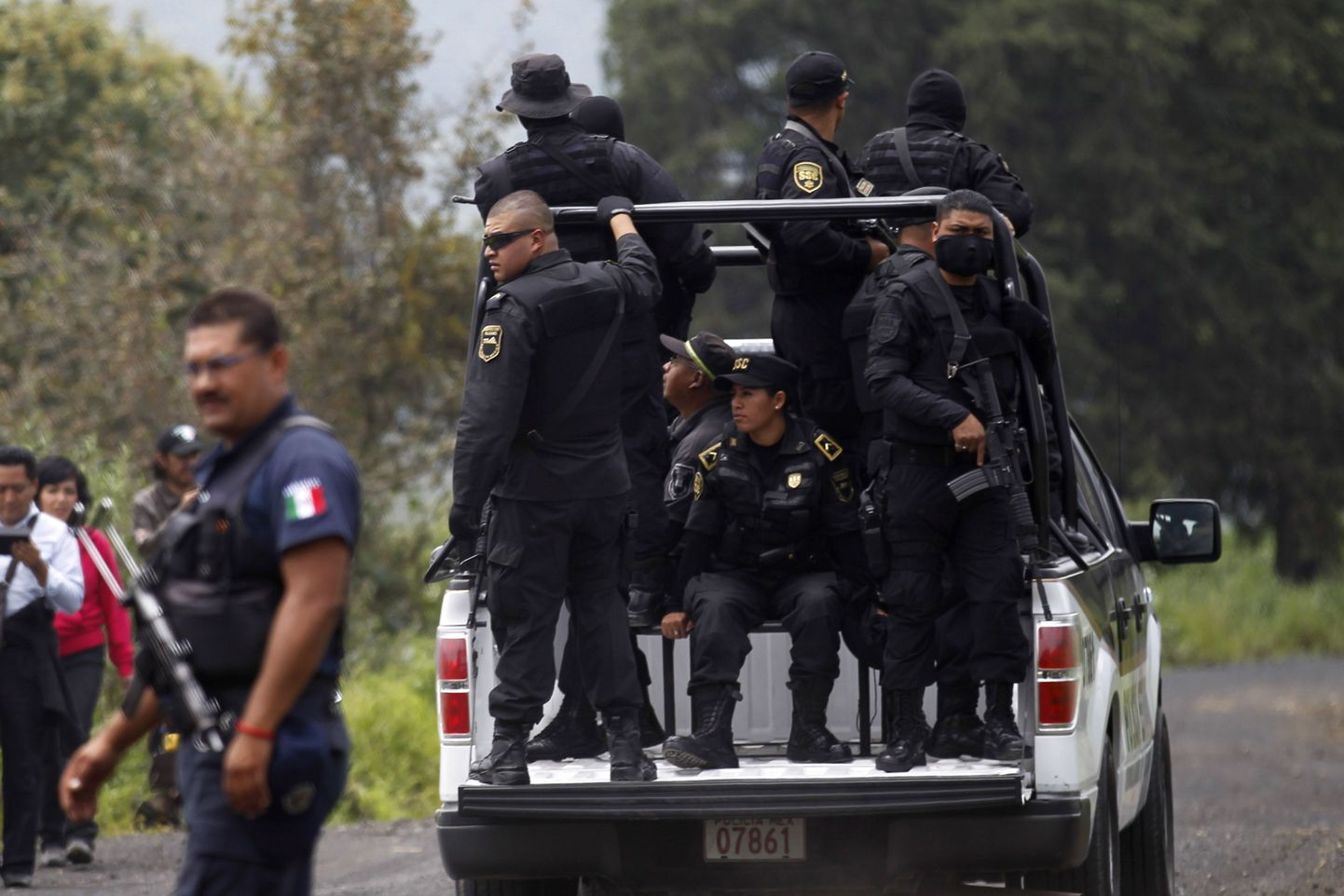 Politseinikud sõitmas Tlalmanalcos asuasse Rancho La Mesa looduskaitsealale, kust leiti seitsme inimese säilmed.
