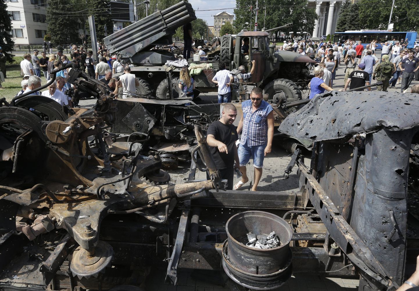 Сепаратисты Донецка устроили выставку уничтоженной украинской военной техники.