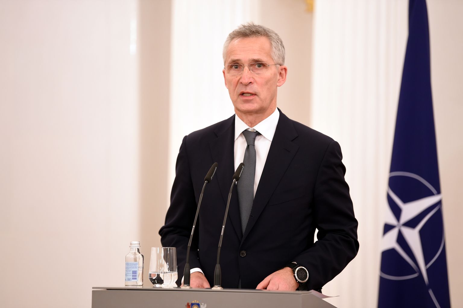 NATO ģenerālsekretārs Jenss Stoltenbergs piedalās preses konferencē pēc tikšanās ar Valsts prezidentu Rīgas pilī.