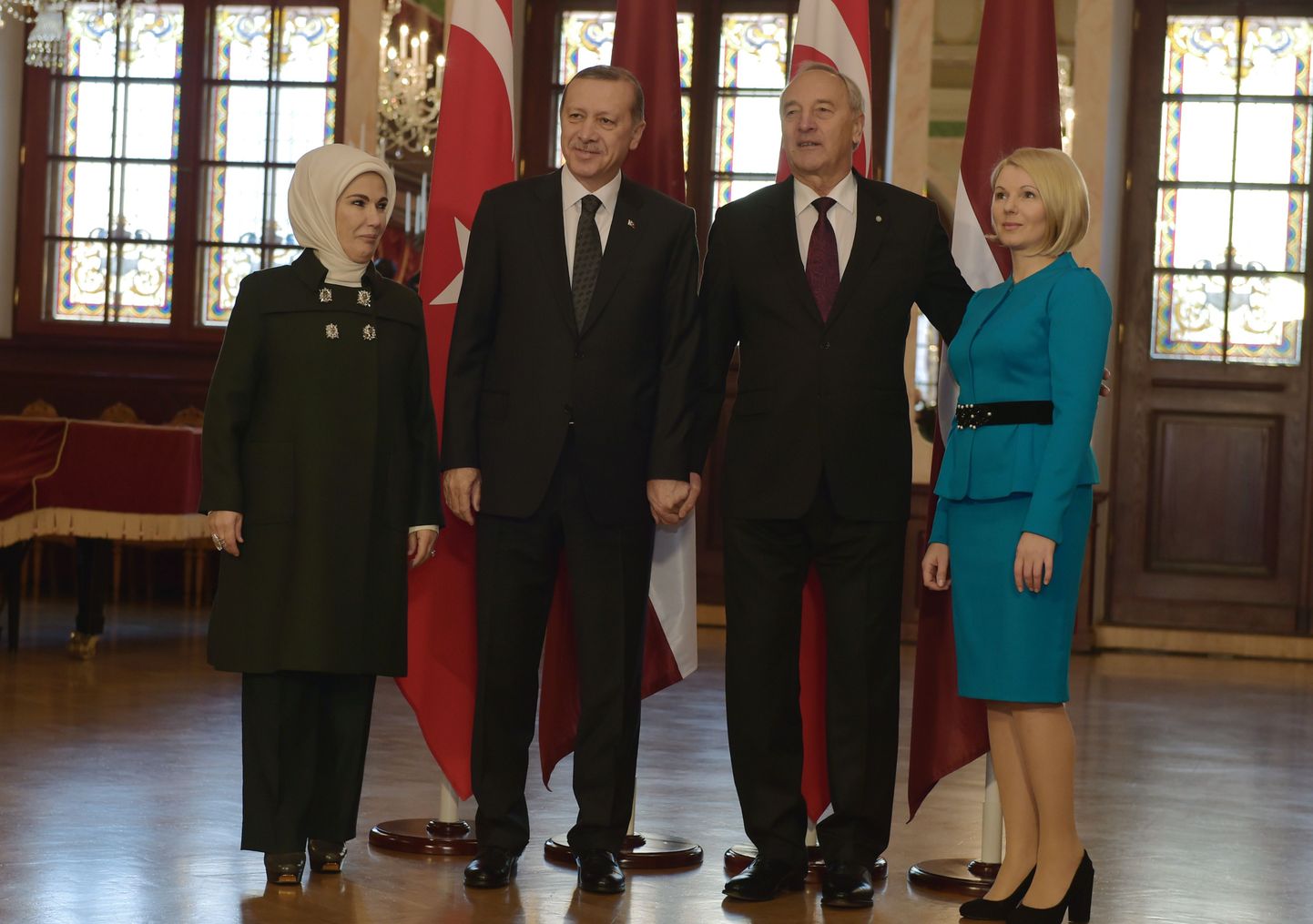 Türgi president Recep Tayyip Erdoğan abikaasa Eminega (vasakul) külas Läti presidendil Andris Berzinsil, kes võttis nad vastu koos abikaasa Dace Seisumaga (paremal)