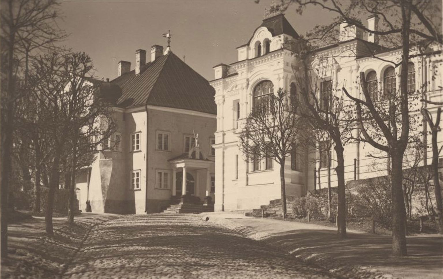 Здание Нарвского мореходного училища, 1933 год. Слева дом Петра I, справа дом Сергея Лаврецова. Помещения Нарвского мореходного училища располагались в левом крыле дома Лаврецова.