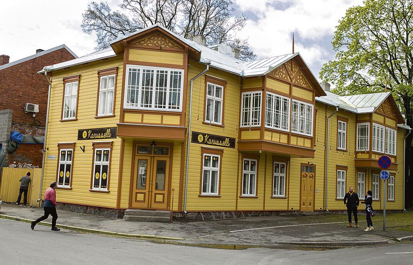 Kollase värvi omandanud Karusselli poe maja on teinud mõne aasta taguse ajaga võrreldes läbi silmanähtava muutuse paremuse poole.