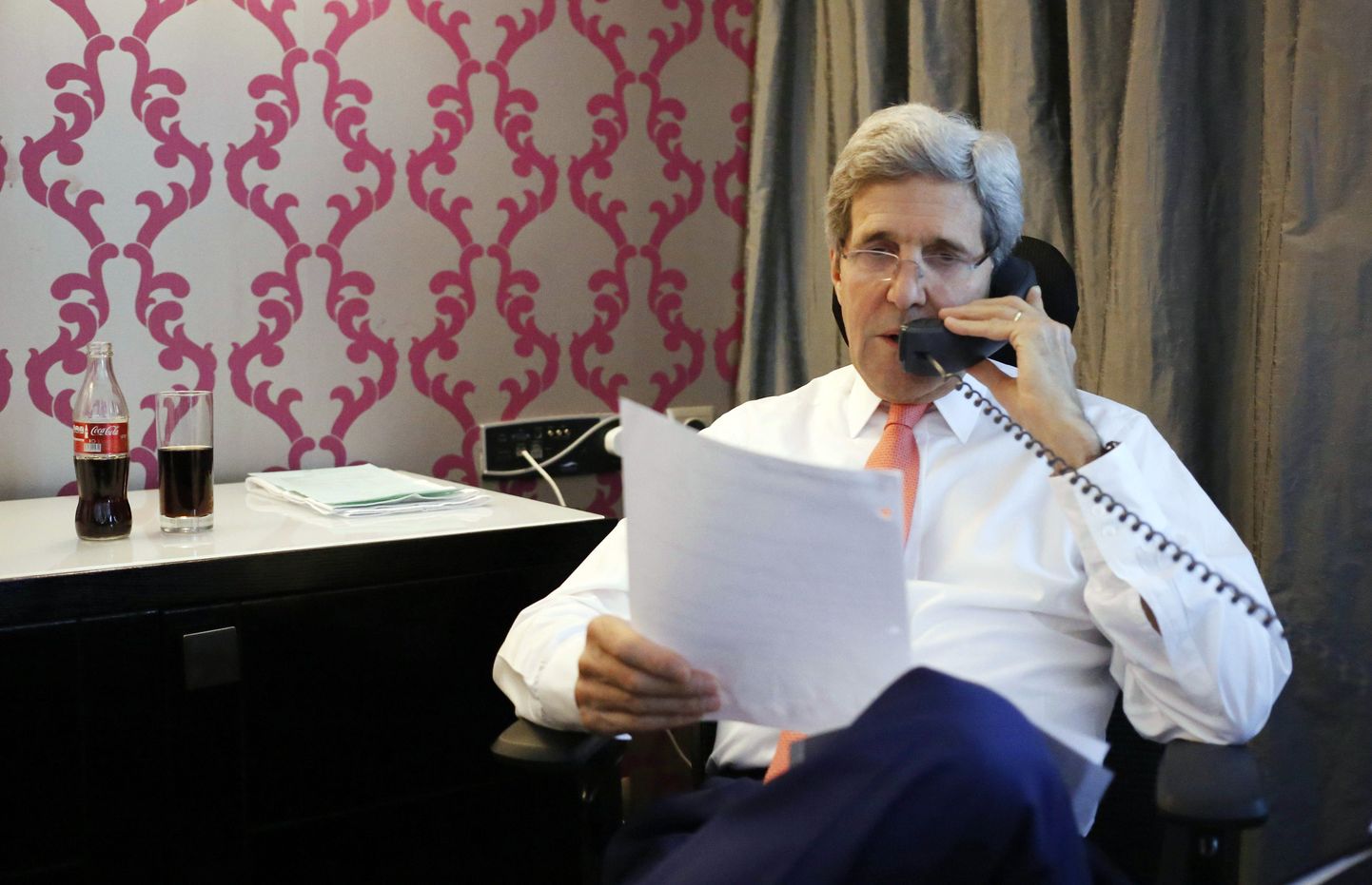 Джон Керри говорит по телефону.
