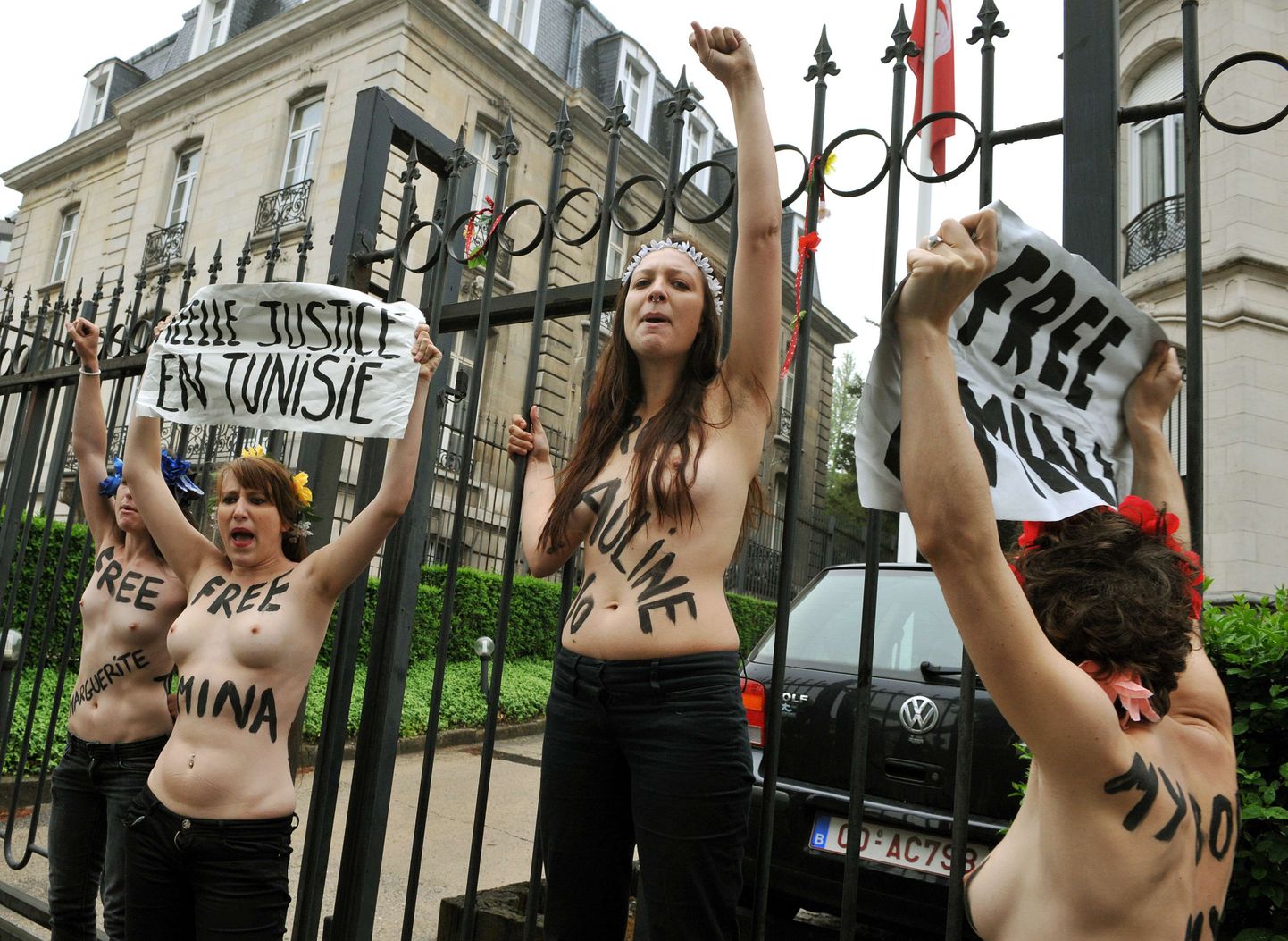 Pildil Tuneesias vahistatud aktiviste toetav Femeni meeleavaldus Brüsselis Tuneesia saatkonna ees.