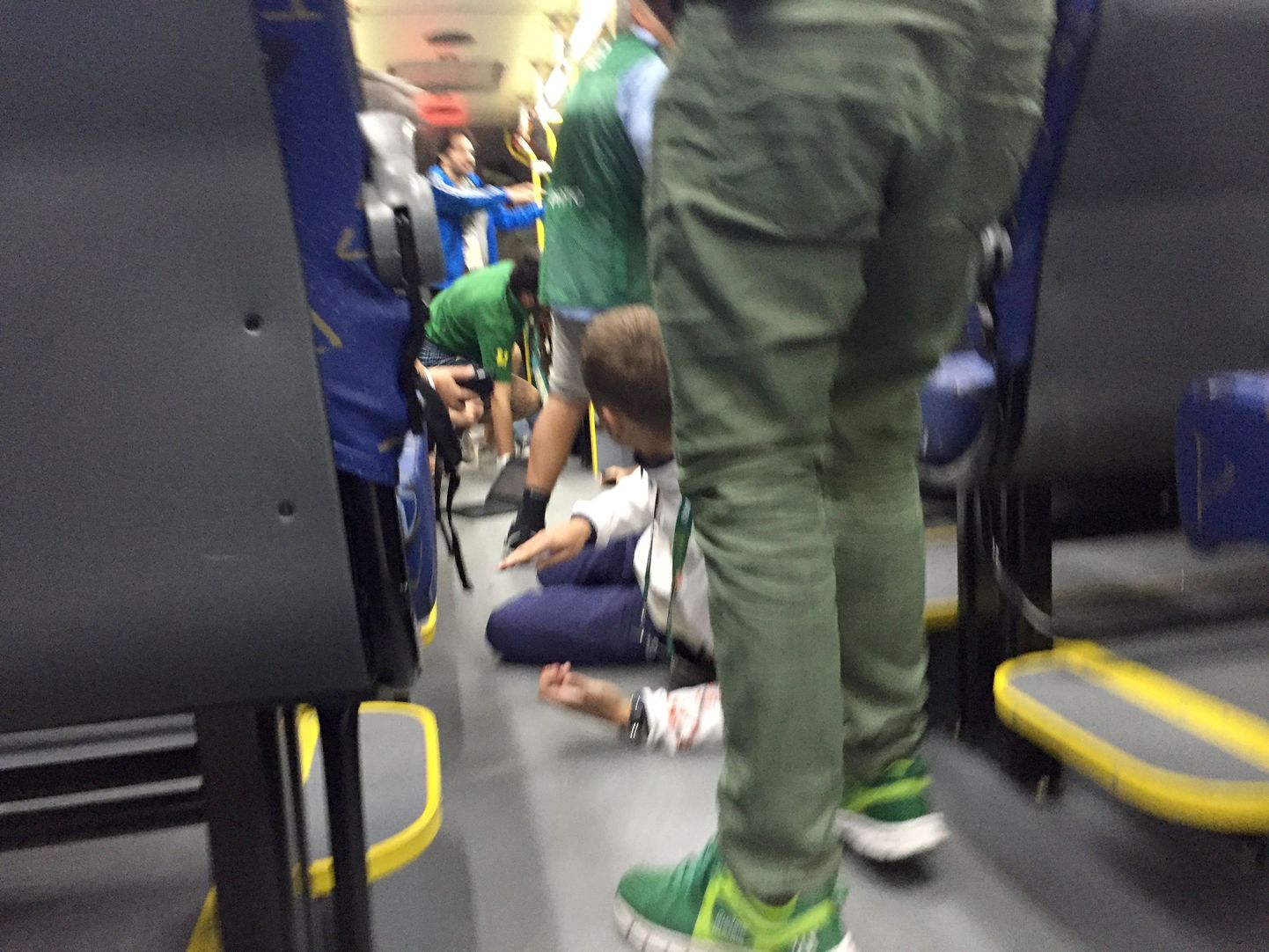 Meedia bussis viibinud ajakirjanik pildistas hetke, mil kolleegid kuulide eest bussi põrandale viskuvad.