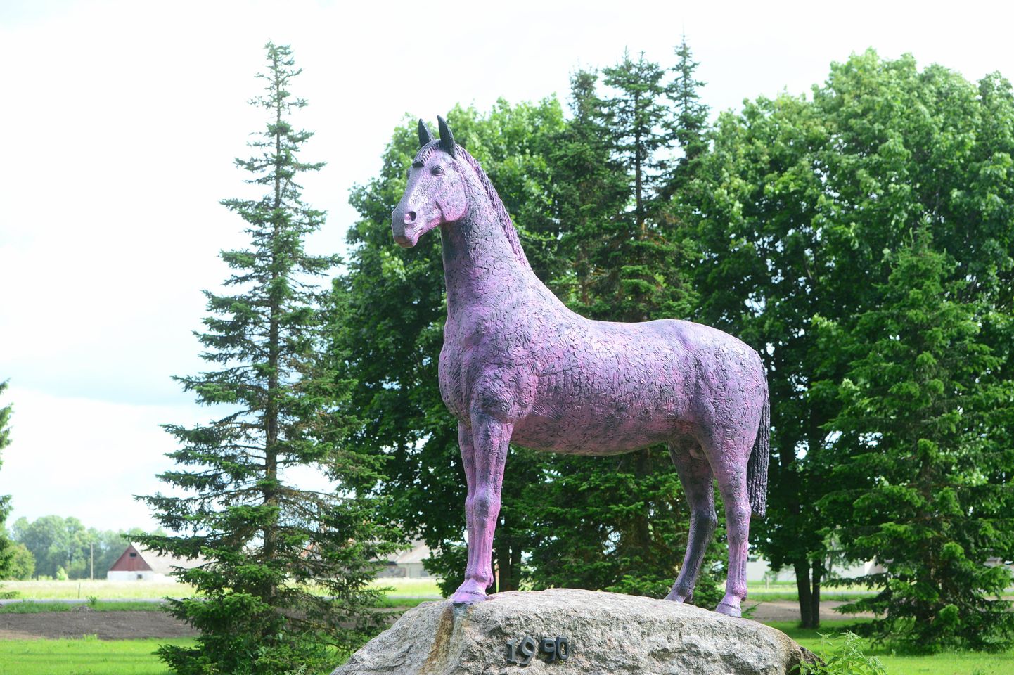 Luunja pargis asuv monument hobusele on juba mitu nädalat kaetud lilla värviga.
