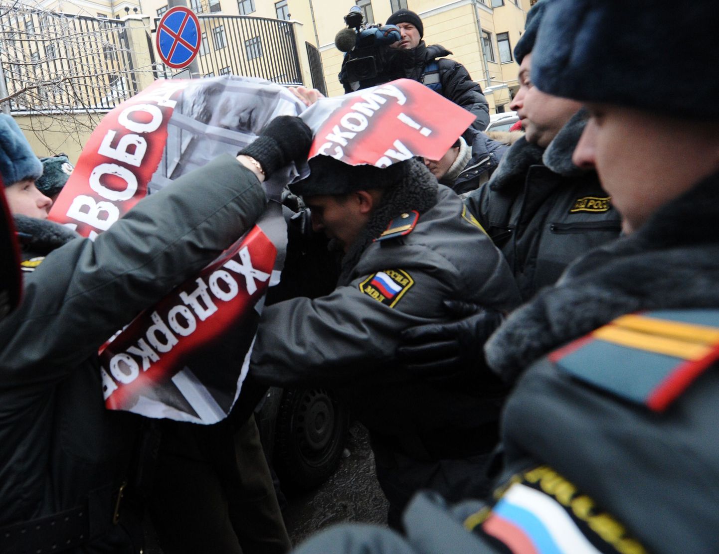 Miilitsatöötajad rüselevad Mihhail Hodorkovski poolehoidjatega Moskvas kohtumaja juures.