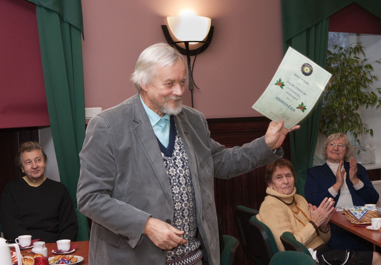 Andres Ehin tänavu novembris Minni Nurme ja Salme Ekbaumi luulepreemia kättesaamisel.