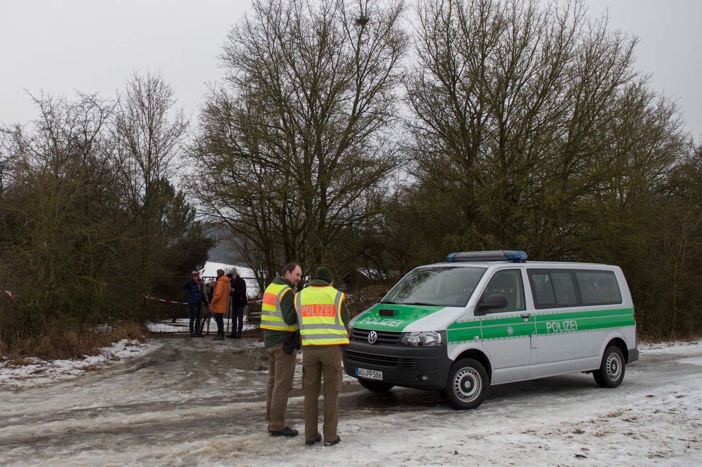 Politseinikud ja ajakirjanikud Saksamaal Würzburgi lähedal eramaal, kus aiamajast leiti kuue teismelise surnukehad.