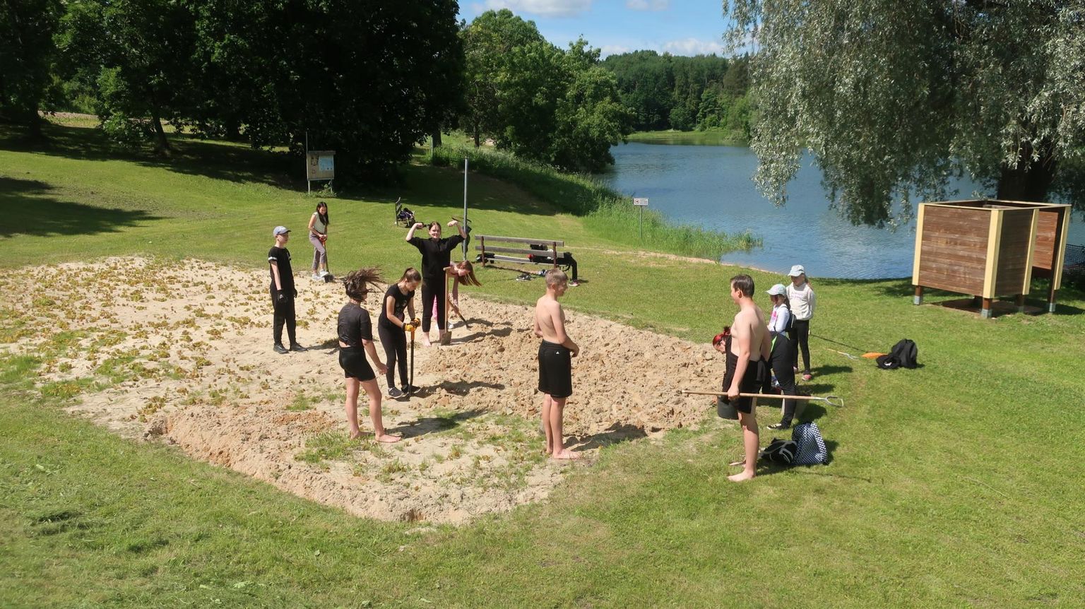Saverna malevlased võtsid ette Krootuse võrkpalliplatsi puhastuse.