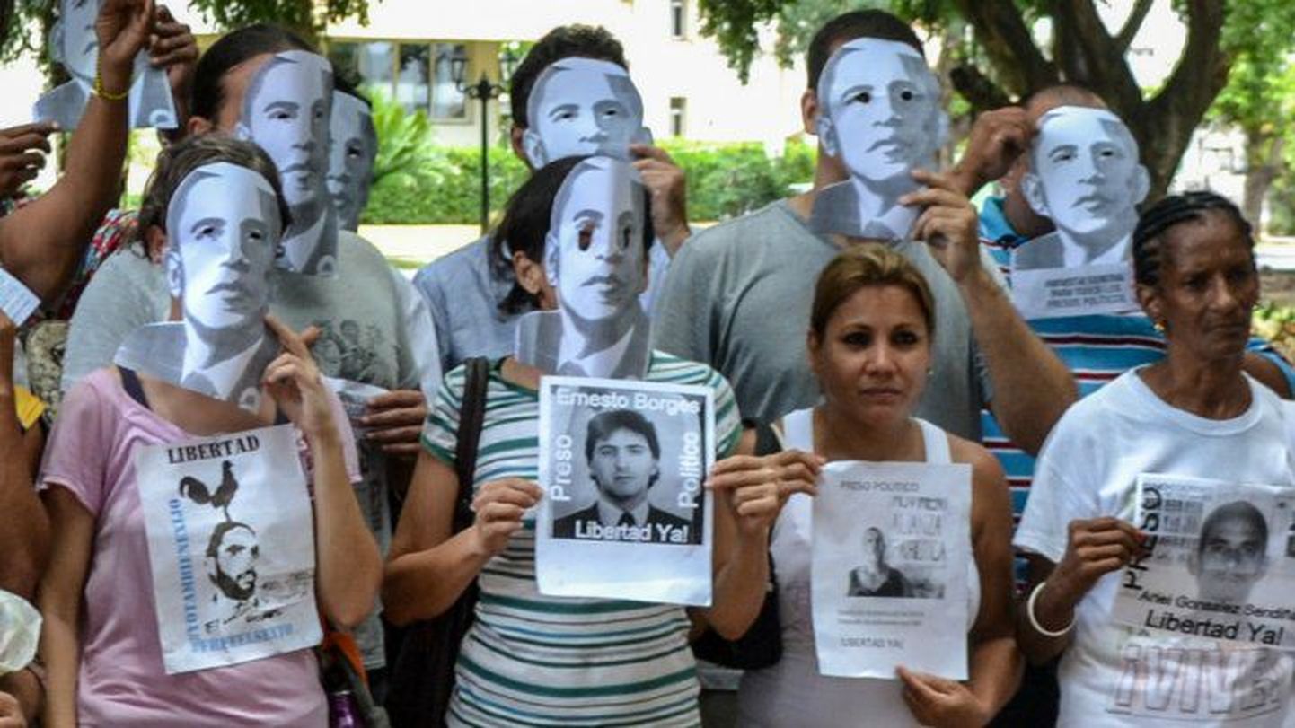 Kuuba dissidendid poseerivad vangistatud mõttekaaslaste piltide ja Obama-maskidega.