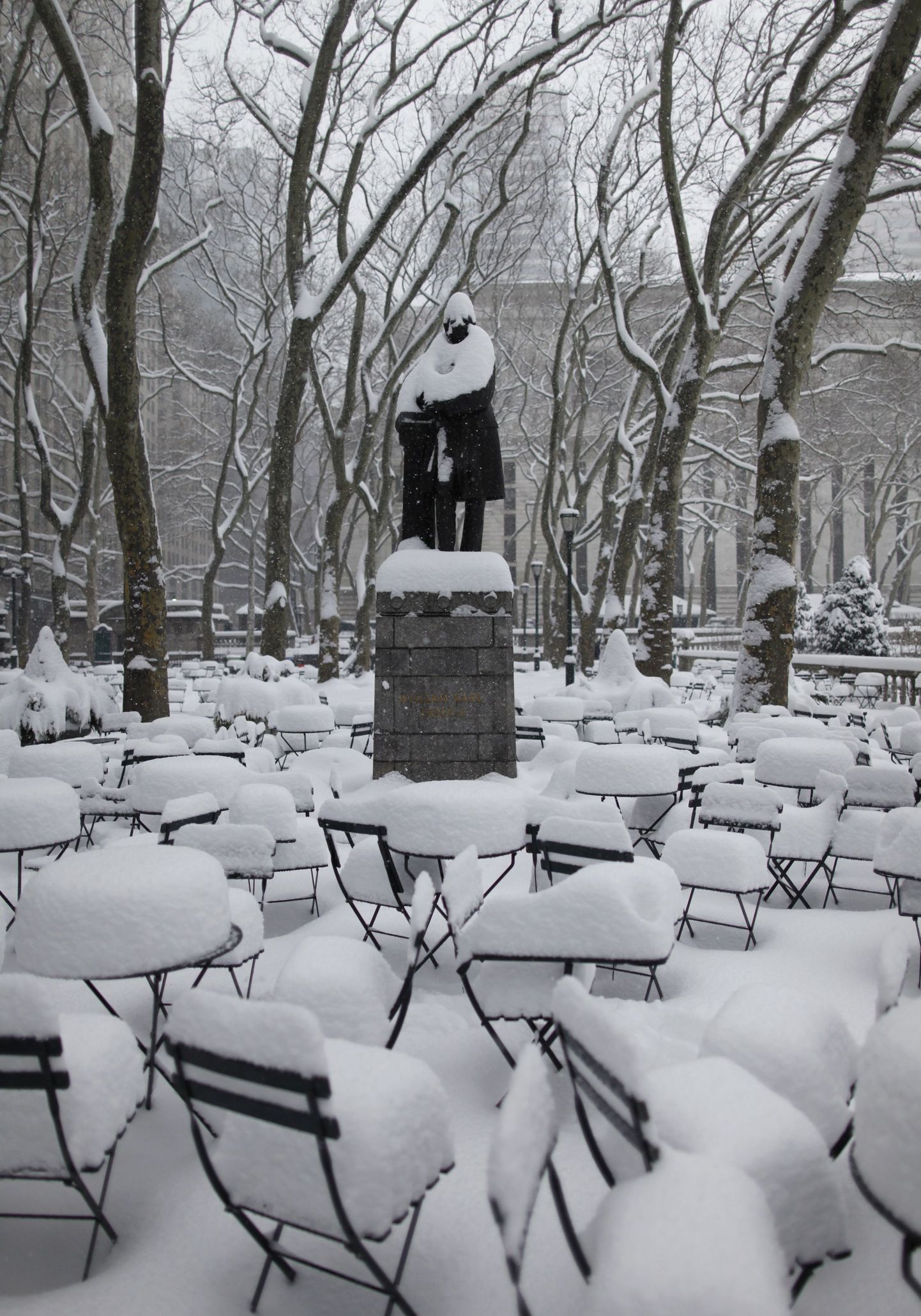 Värske lumi New Yorgi Bryant pargi toolidel.