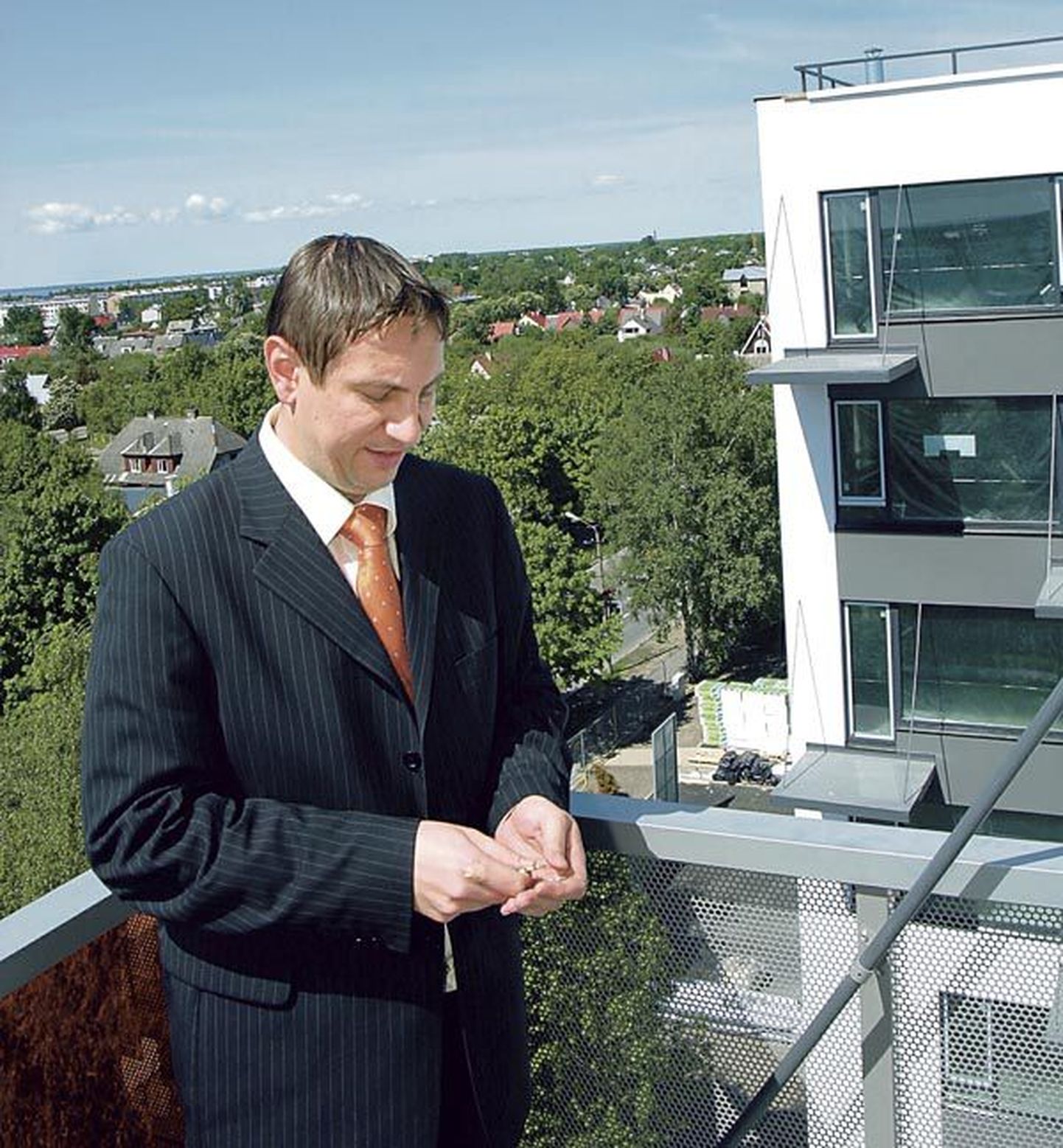 Kinnisvarabüroo LVM maakler Ingmar Saksing tutvustas uutes majades valmivaid kortereid ja neist avanevat vaadet.