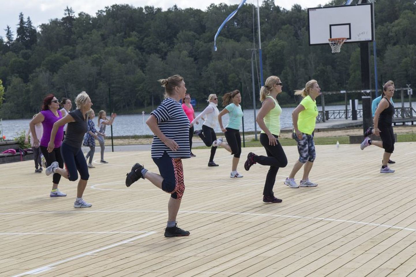 Pühapäeviti on Viljandi järve rannas korvpalliväljakul aeroobikatund, millest huvilised saavad tasuta osa võtta.