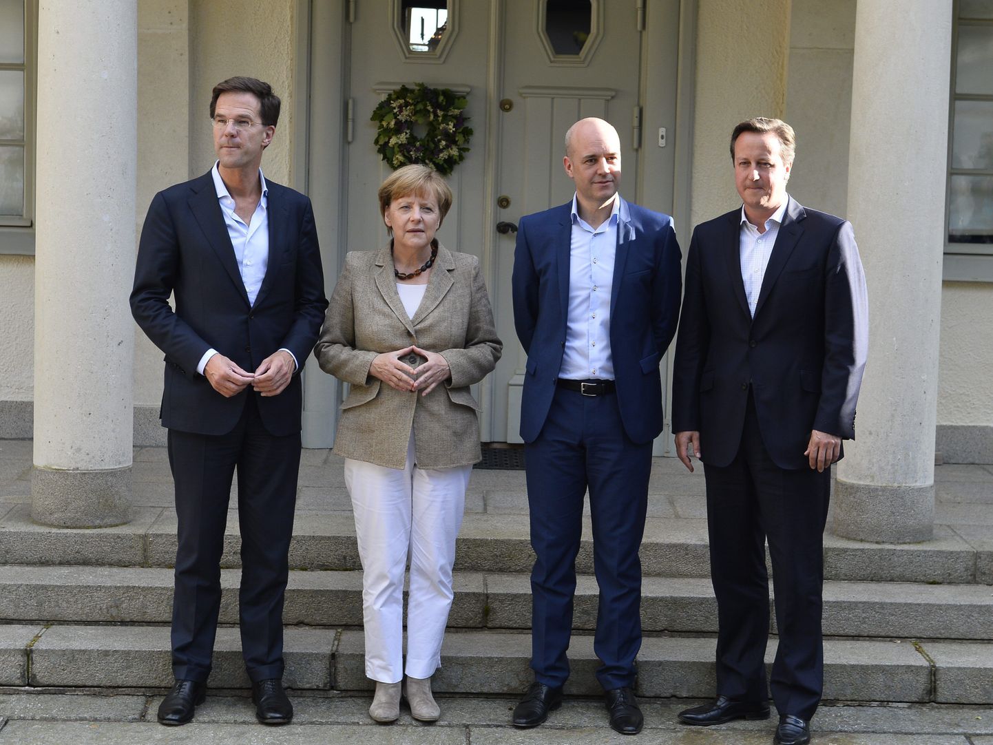 Hollandi peaminister Mark Rutte (vasakul), Saksa kantsler Angela Merkel, Rootsi valitsusjuht Fredrik Reinfeld ja Briti peaminister David Cameron (paremal) Rootsi valitsuse residentsi ees Harpsundis.